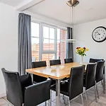8 Person In Romo-by Traum * Kongsmark
