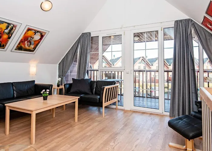 8 Person In Romo-by Traum