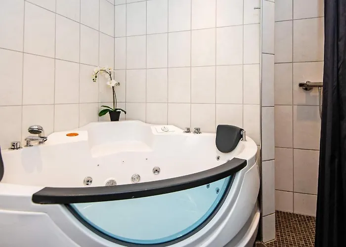 8 Person In Romo-by Traum Kongsmark