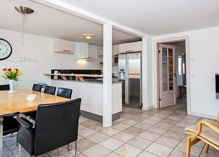 8 Person In Romo-by Traum