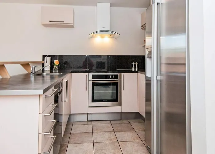 8 Person In Romo-by Traum *