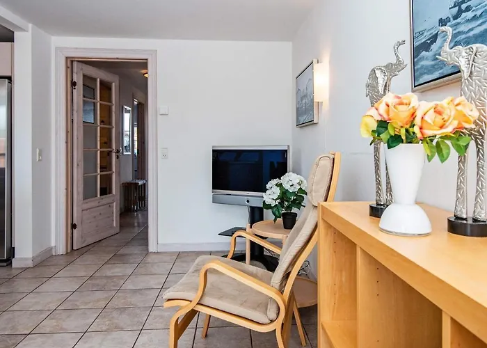 8 Person In Romo-by Traum *